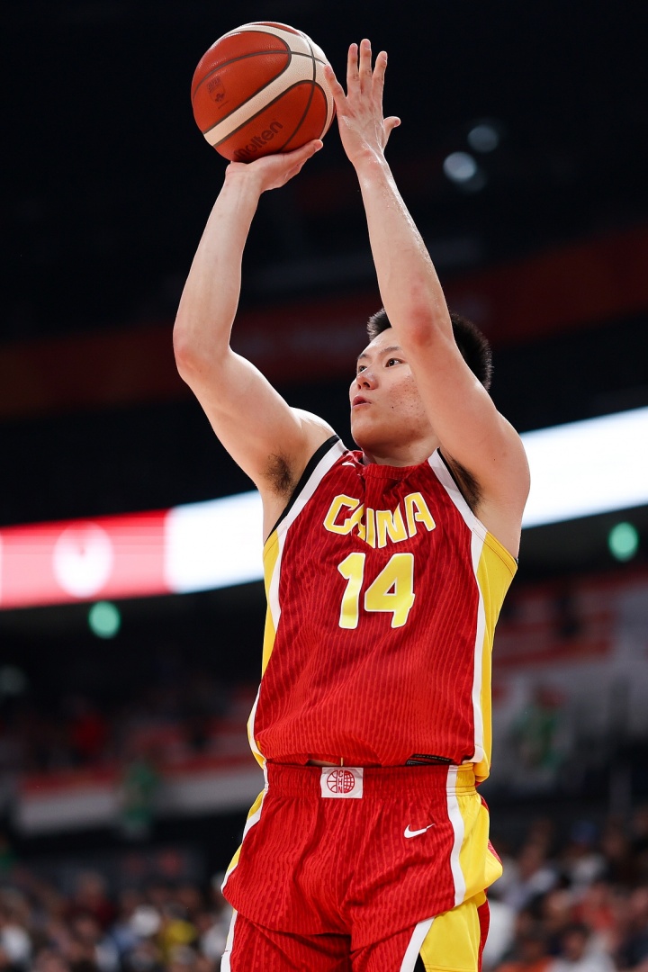 媒体人：中国男篮锋线紧张本场有望缓解 李弘权、赵嘉义可以出战